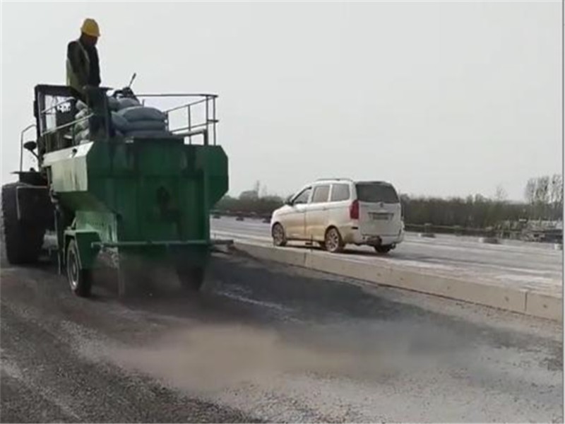 恒睿牵引式水泥浆喷洒机：公路水稳层施工的得力助手