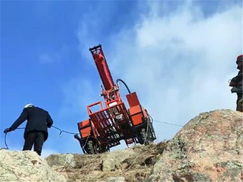 恒睿遥控爬坡打钻机 —— 边坡防护与矿山开采的得力施工伙伴