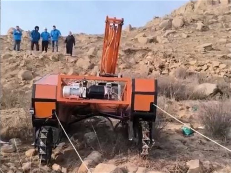 恒睿遥控爬坡打钻机攻克陡峭坡面钻孔难题，重塑工程作业效率