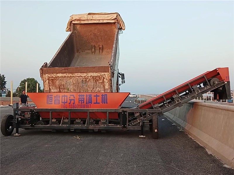 恒睿中分带填土机：以绿色施工理念重塑道路填土作业标准​