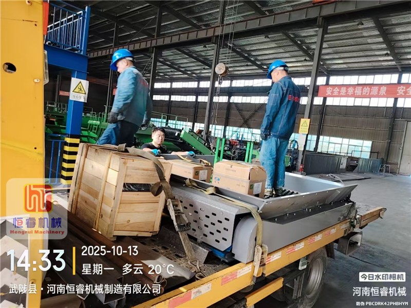 恒睿湿土筛分机顺利发货驻马店，助力老客户喷播机升级焕新