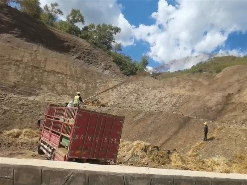 喷播机新手速成指南：低边坡操作三要点，有效减少喷播回弹