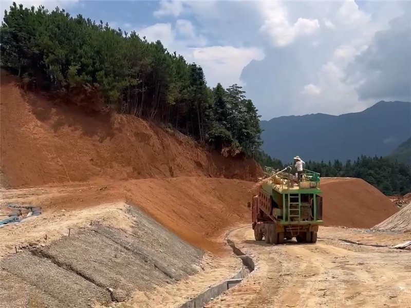 恒睿251喷播机45米高扬程实现全覆盖，高陡边坡复绿难题破解！