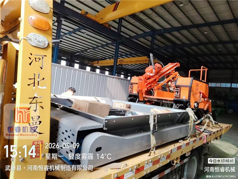 喜报｜湖北某总专属定制！恒睿入料口湿土筛分机装车发货，赋能边坡绿化新征程