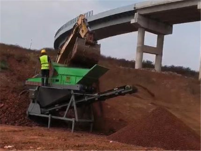 恒睿湿土筛分机 -遥控筛分助力边坡绿化工程施工