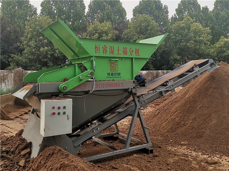 恒睿湿土筛分机破解粘湿土筛分难题，雨季矿山复绿不误工