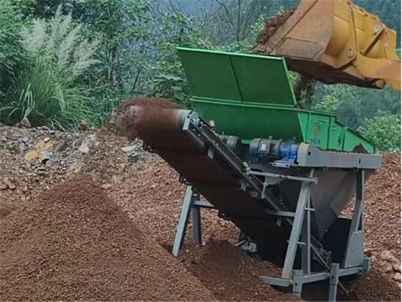 恒睿湿土筛分机，破解湿土堵料难题，打造高效率筛分新方案