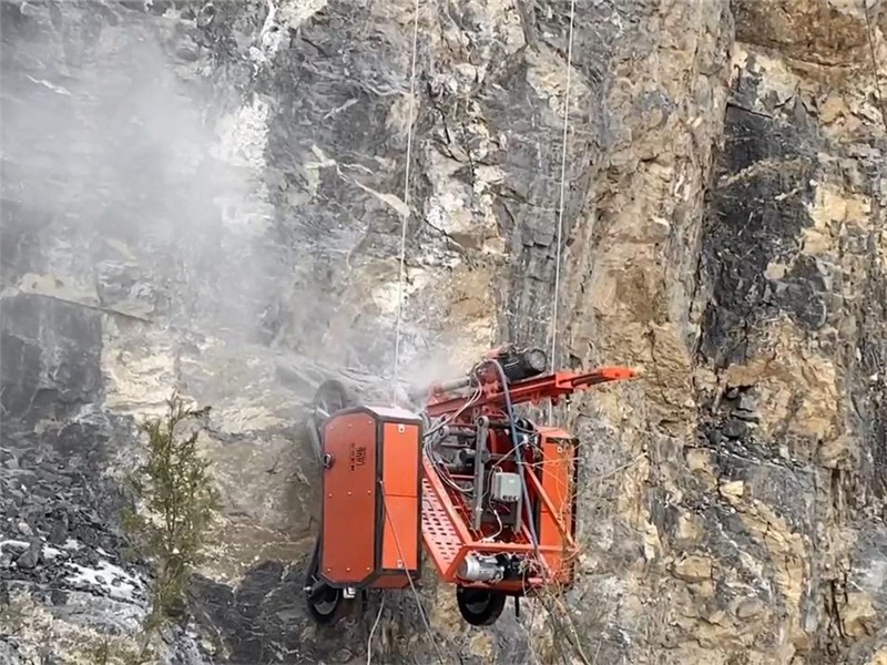 恒睿遥控爬坡打钻机重塑高陡峭坡面打钻施工新体验