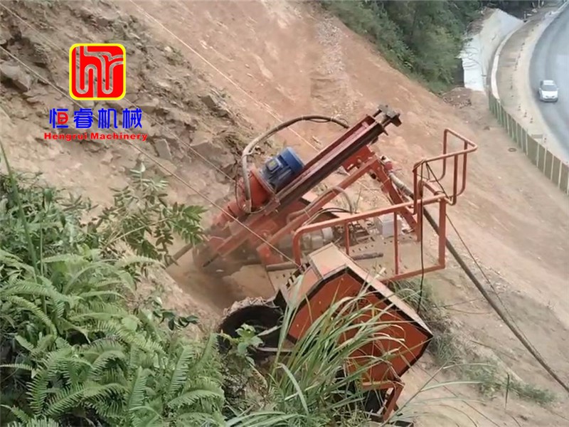 恒睿遥控爬坡钻机遥控人机分离作业 矿山公路高陡岩坡施工提质降本