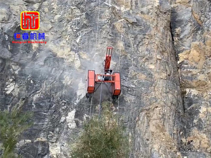 山地坡面锚固钻孔设备怎么选？恒睿遥控爬坡钻机应对高低起伏复杂地形