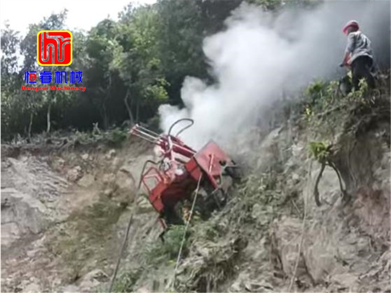 恒睿遥控爬坡钻机落地甘肃工地，攻克 70 度陡坡土夹石钻孔施工难关